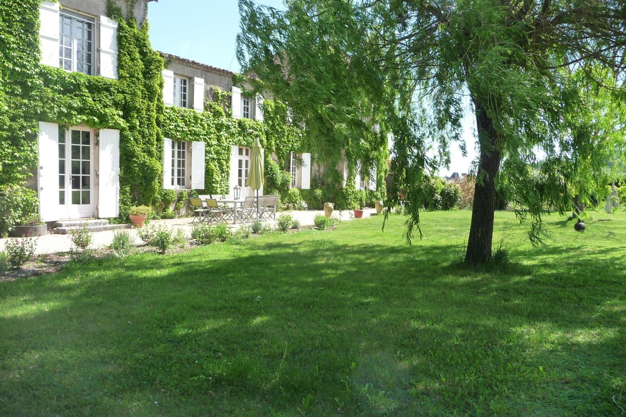 Domaine De La Queyssie Bed & Breakfast Saussignac ภายนอก รูปภาพ
